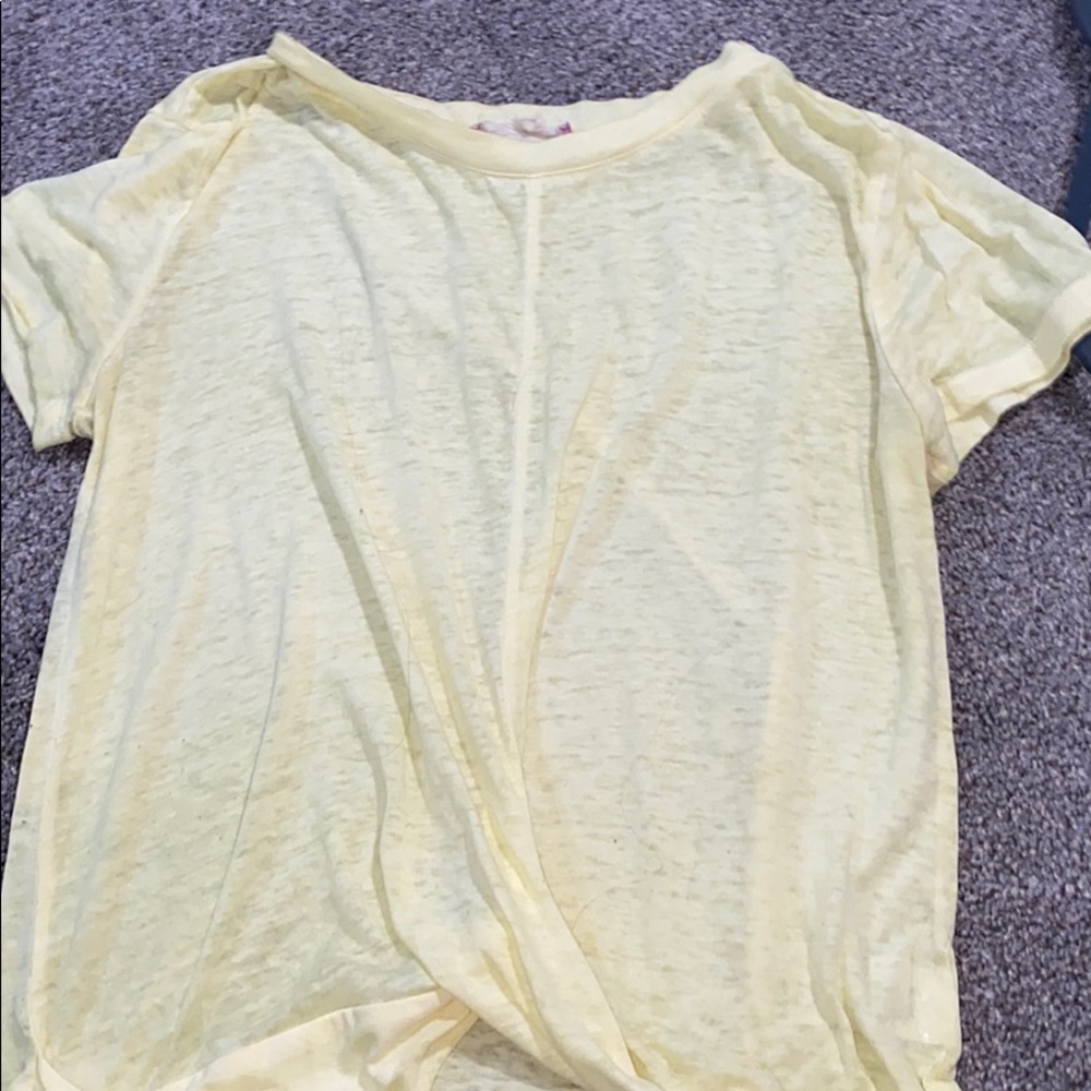 super cute yellow t shirt,